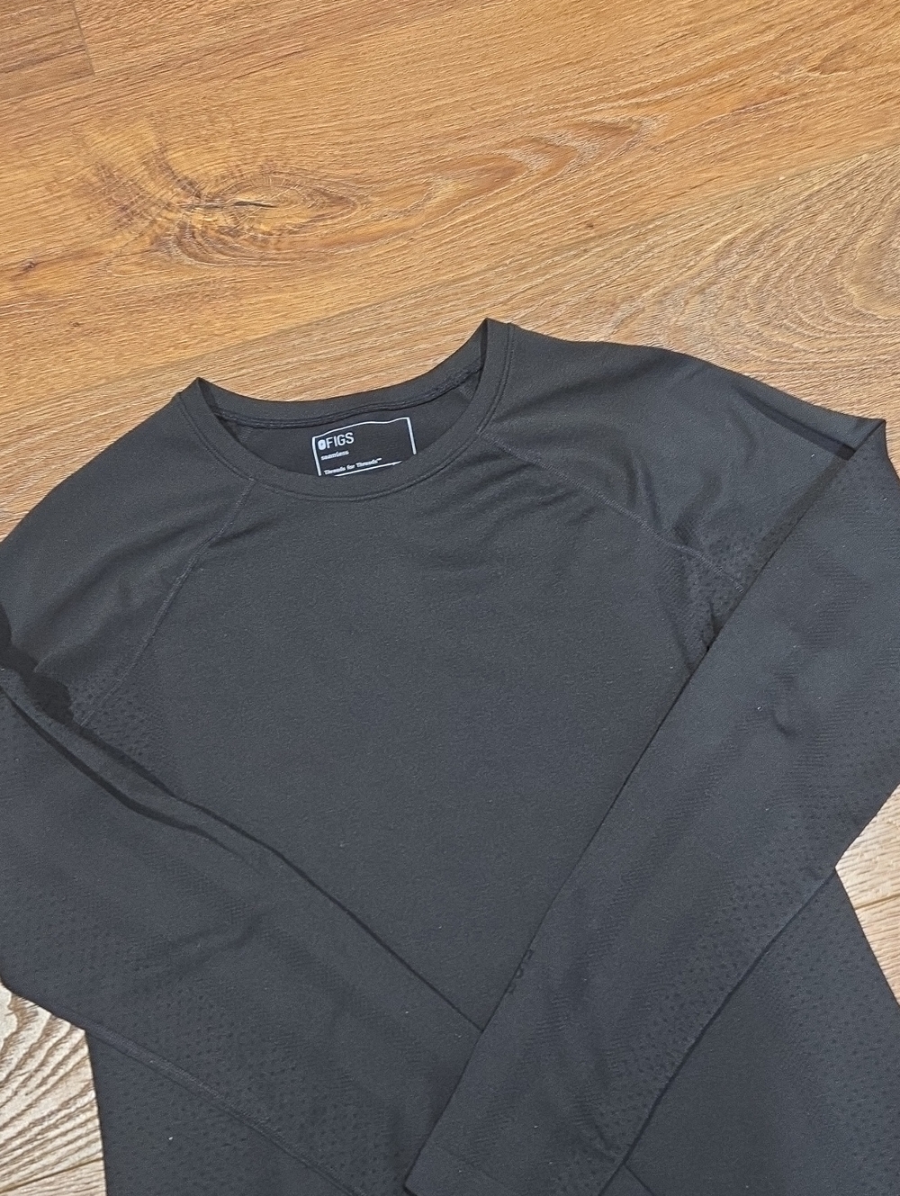 FIGS SEAMLESS BLACK LONG SLEEVE.. SIZE XL.   #8197